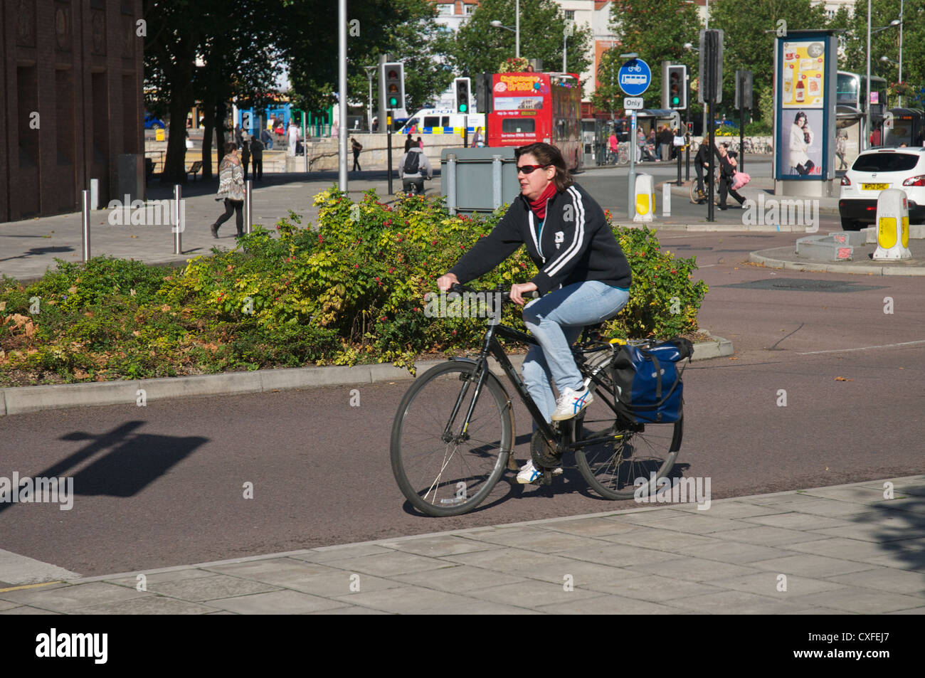 Radfahrer in der Stadt Bristol am frühen Morgen Stockfoto