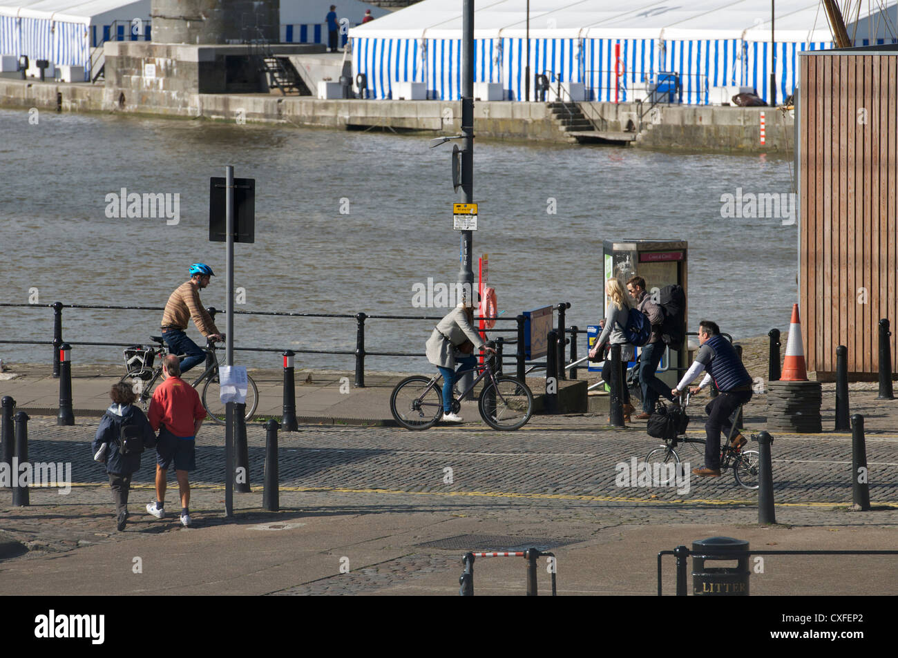 Radfahrer in der Stadt Bristol am frühen Morgen Stockfoto