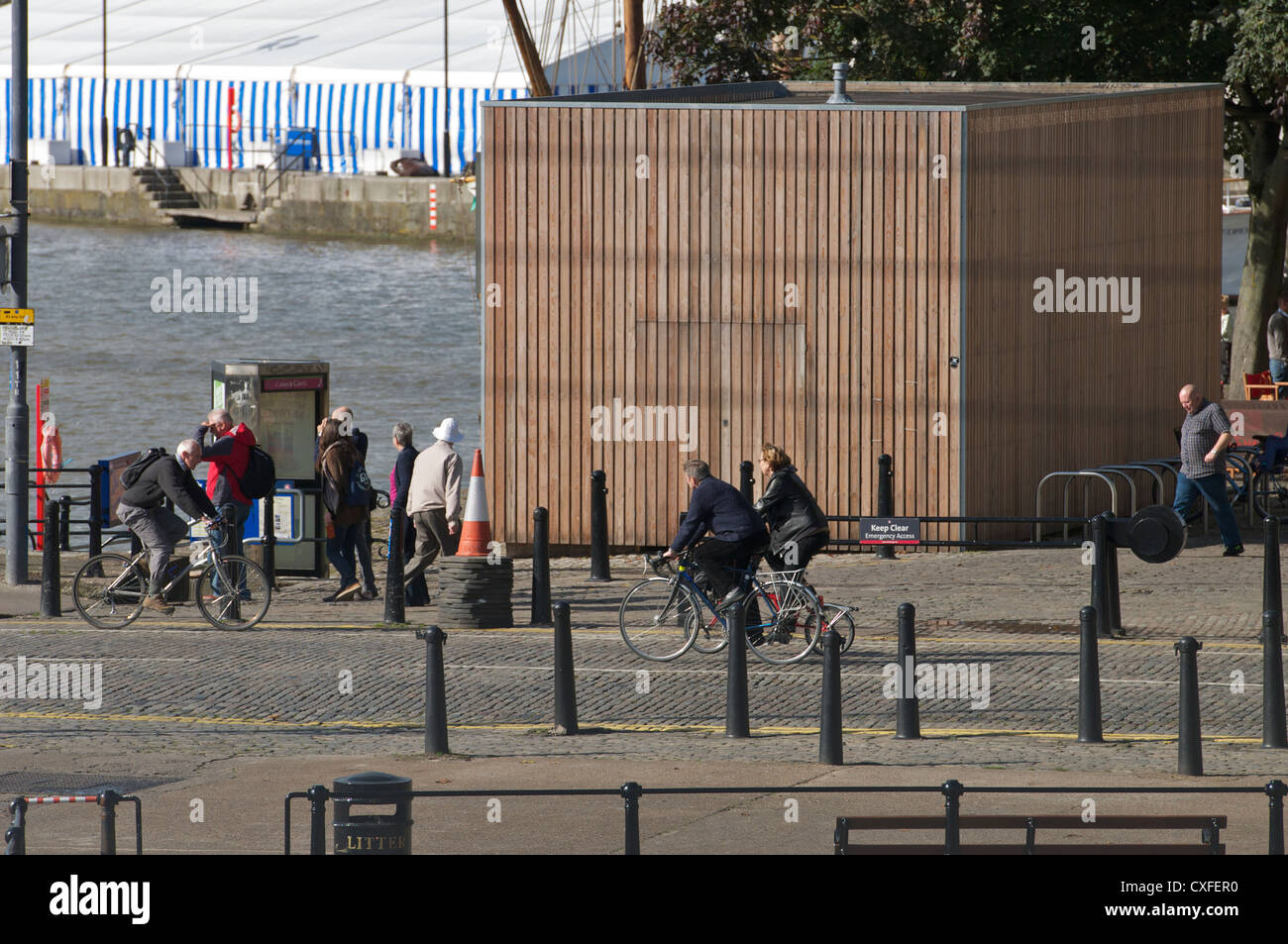 Radfahrer in der Stadt Bristol am frühen Morgen Stockfoto