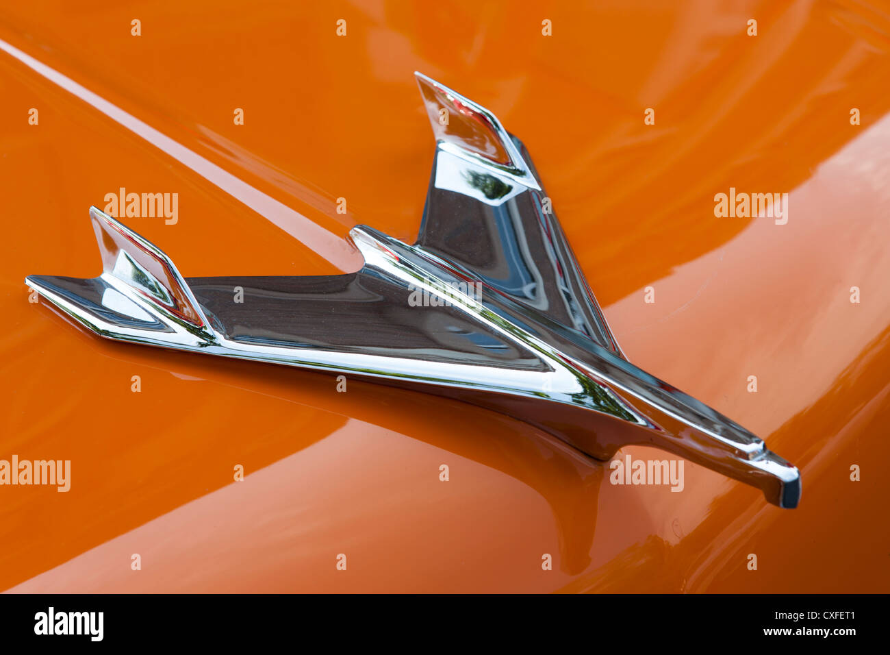 Die stromlinienförmigen Stil Flugzeug Kühlerfigur auf eine 1956 Chevy Bel Air Stockfoto