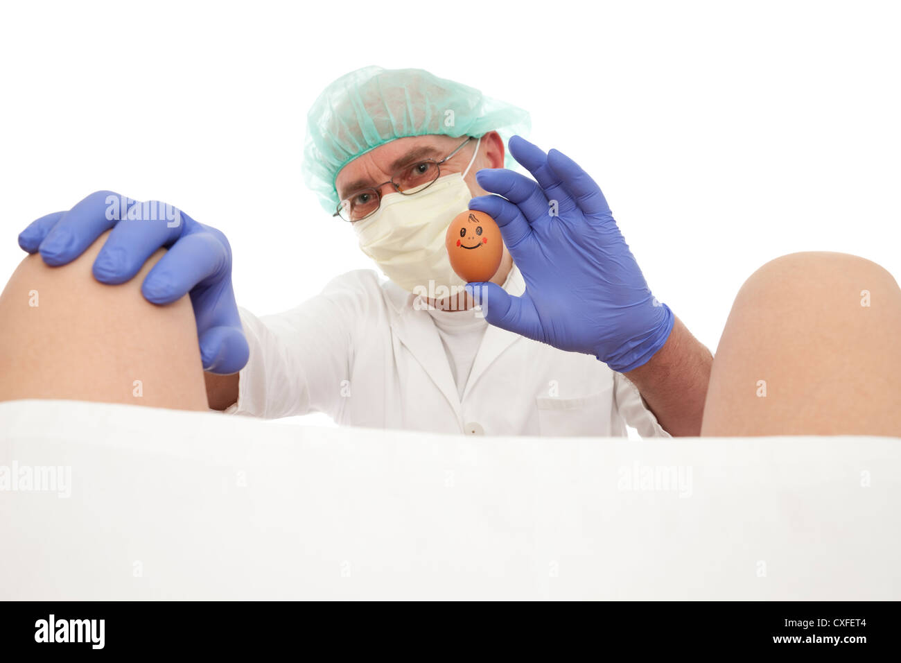 Arzt Geburtshelfer erhält Geburt auf weißem Hintergrund Stockfoto
