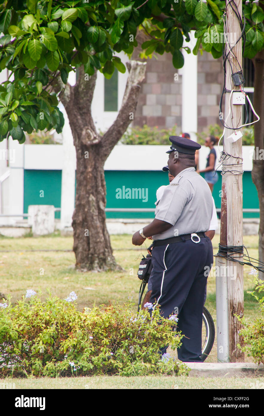 Zwei Polizisten, die Arbeiten eines Parks auf der Karibikinsel St. Kitts Stockfoto
