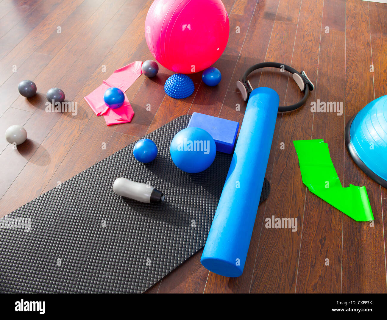 Aerobe Pilates Sachen wie Matte Rollen magischen Ring Gummibänder auf Holzboden Kugeln Stockfoto