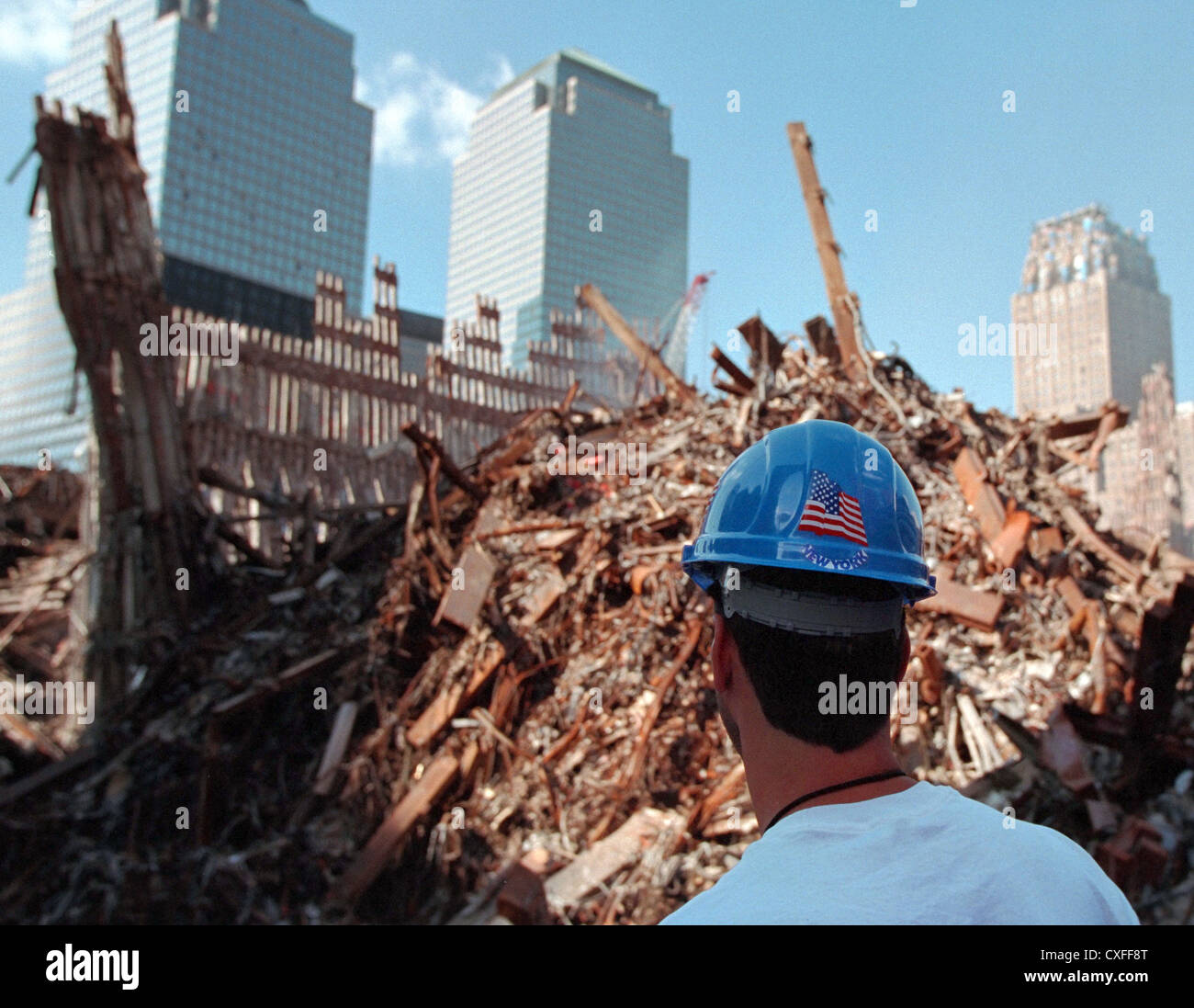 Ein Bauarbeiter steht am Ground Zero Standort des Anschlags auf das World Trade Center 3. Oktober 2001 in New York City. Stockfoto