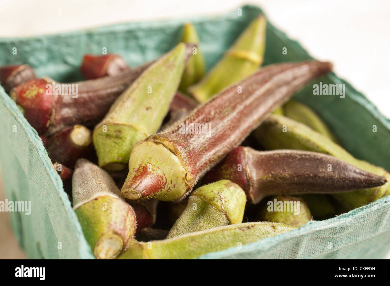 Körbchen oder Korb mit frischen Okraschoten Stockfoto