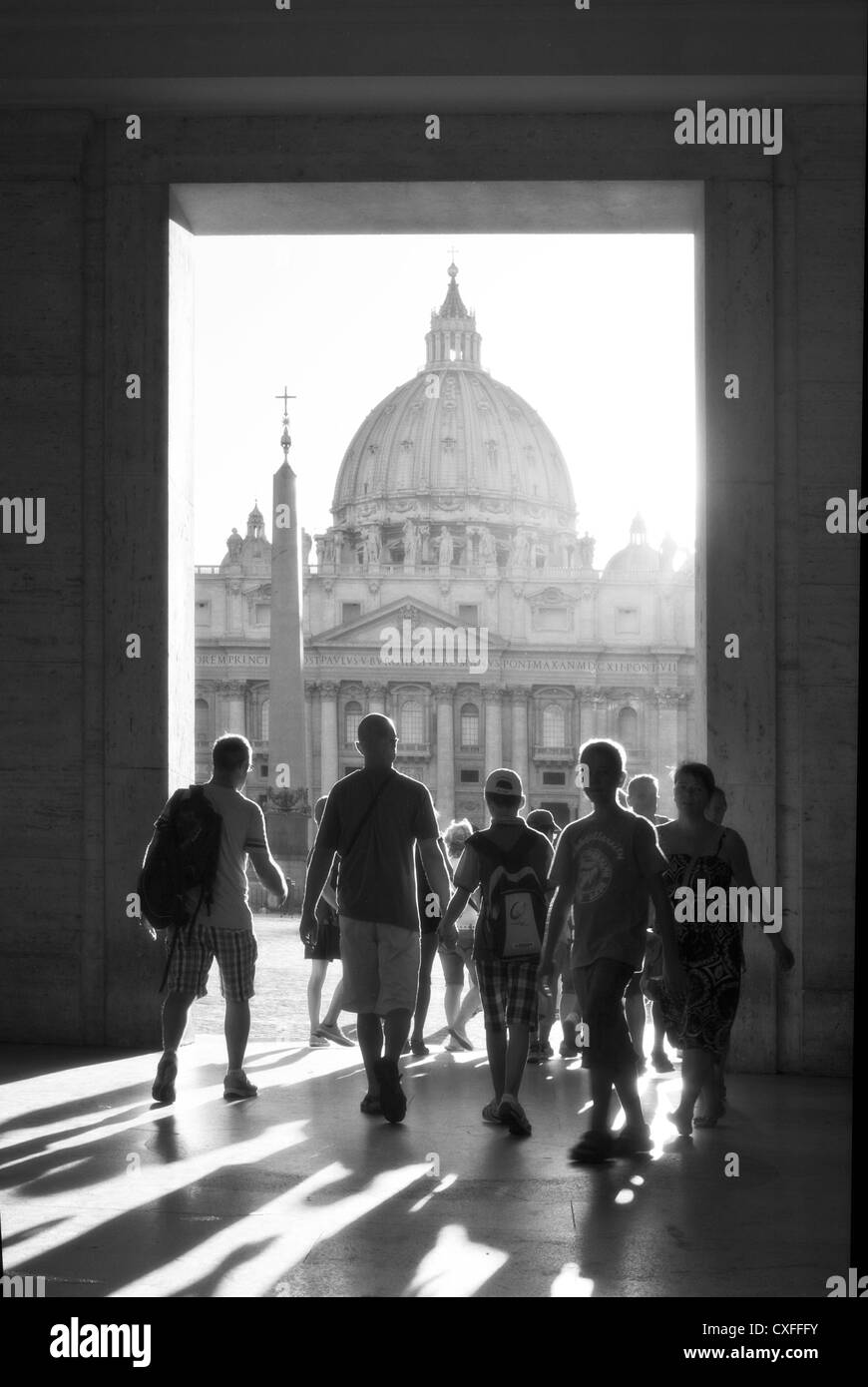 Touristen eingerahmt vor Str. Peters Basilica, Vatikan, Rom. Stockfoto