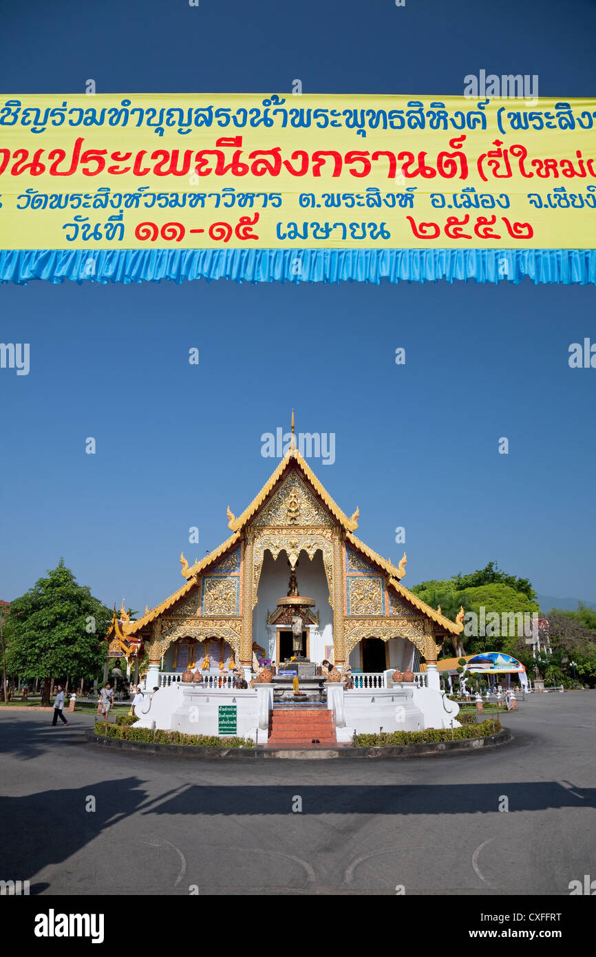 Zentrale Wihaan (Ordinationshalle) und Banner, Wat Phra Singh, Chiang Mai, Thailand Stockfoto