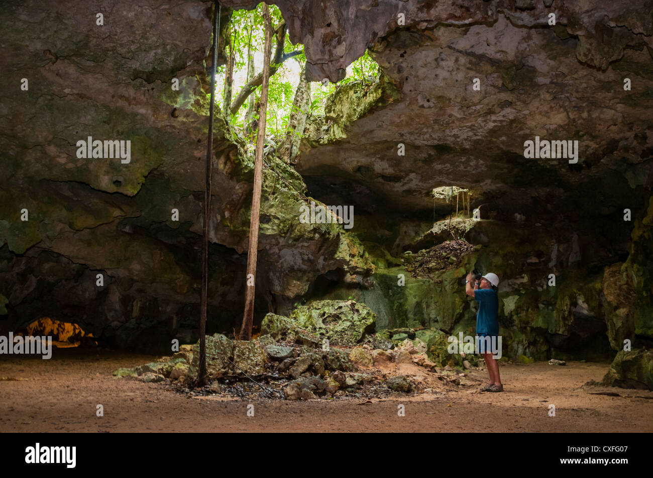 Besucher fotografieren im Naturpark Aktun Chen Höhle, Riviera Maya, Mexiko. Stockfoto