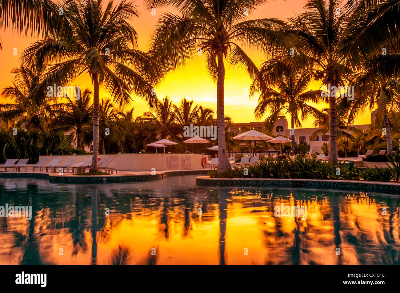 Hacienda Tres Rios Resort Swimmingpool bei Sonnenuntergang; Riviera Maya, Mexiko. Stockfoto