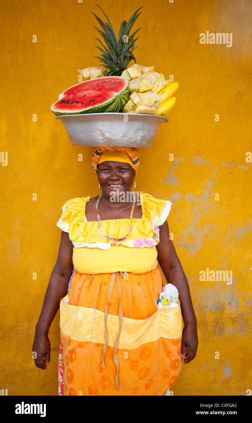 Palenquera Holding eine große Schüssel mit Obst auf dem Kopf, Cartagena de Indias, Kolumbien, Südamerika. Stockfoto
