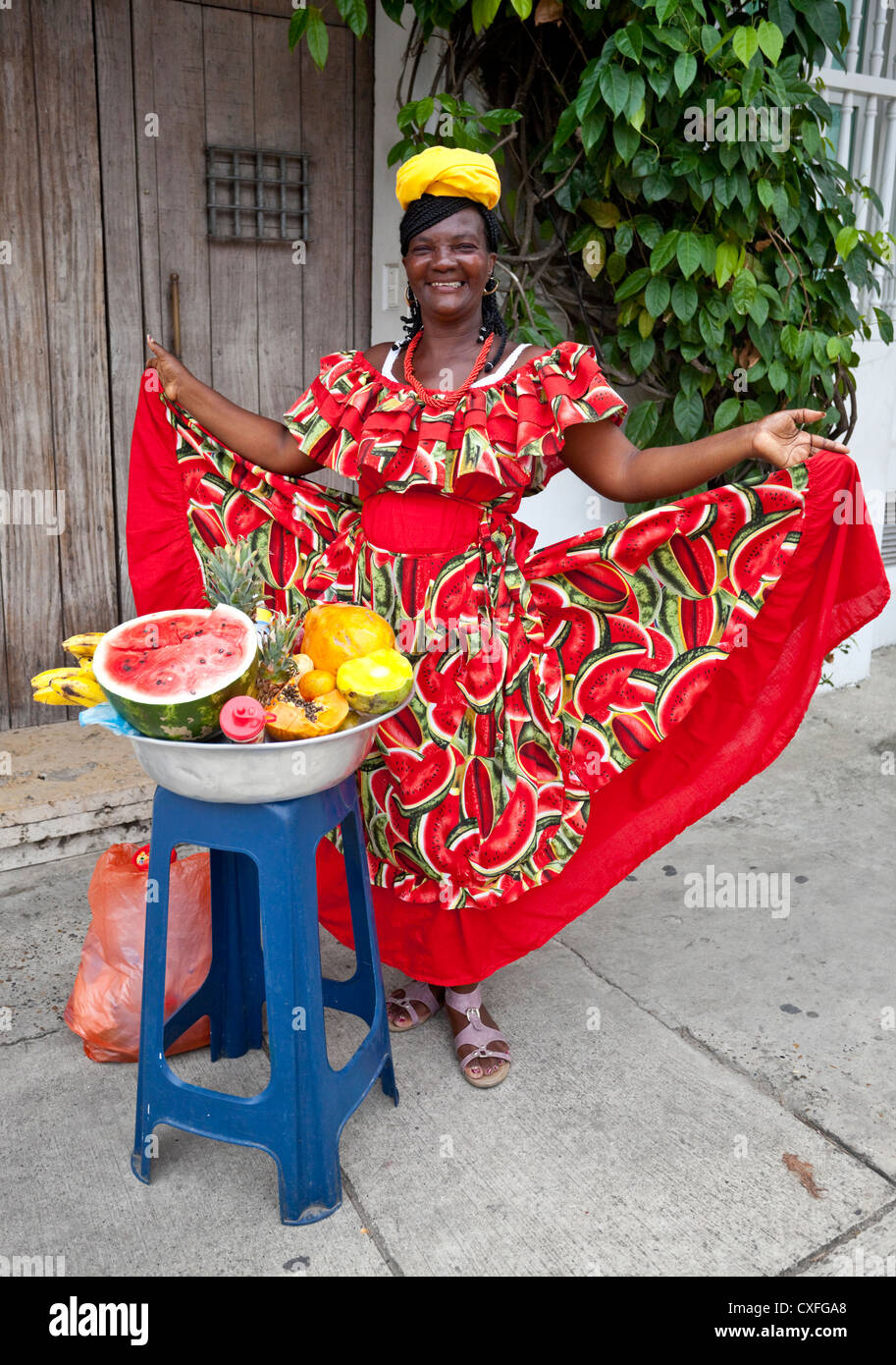 In voller Länge Portrait von traditionellen Obstverkäufer von Palenque (Palenquera), Cartagena de Indias, Kolumbien, Südamerika. Stockfoto