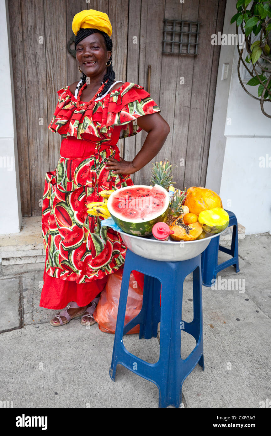 In voller Länge Portrait von traditionellen Obstverkäufer von Palenque (Palenquera), Cartagena de Indias, Kolumbien, Südamerika. Stockfoto