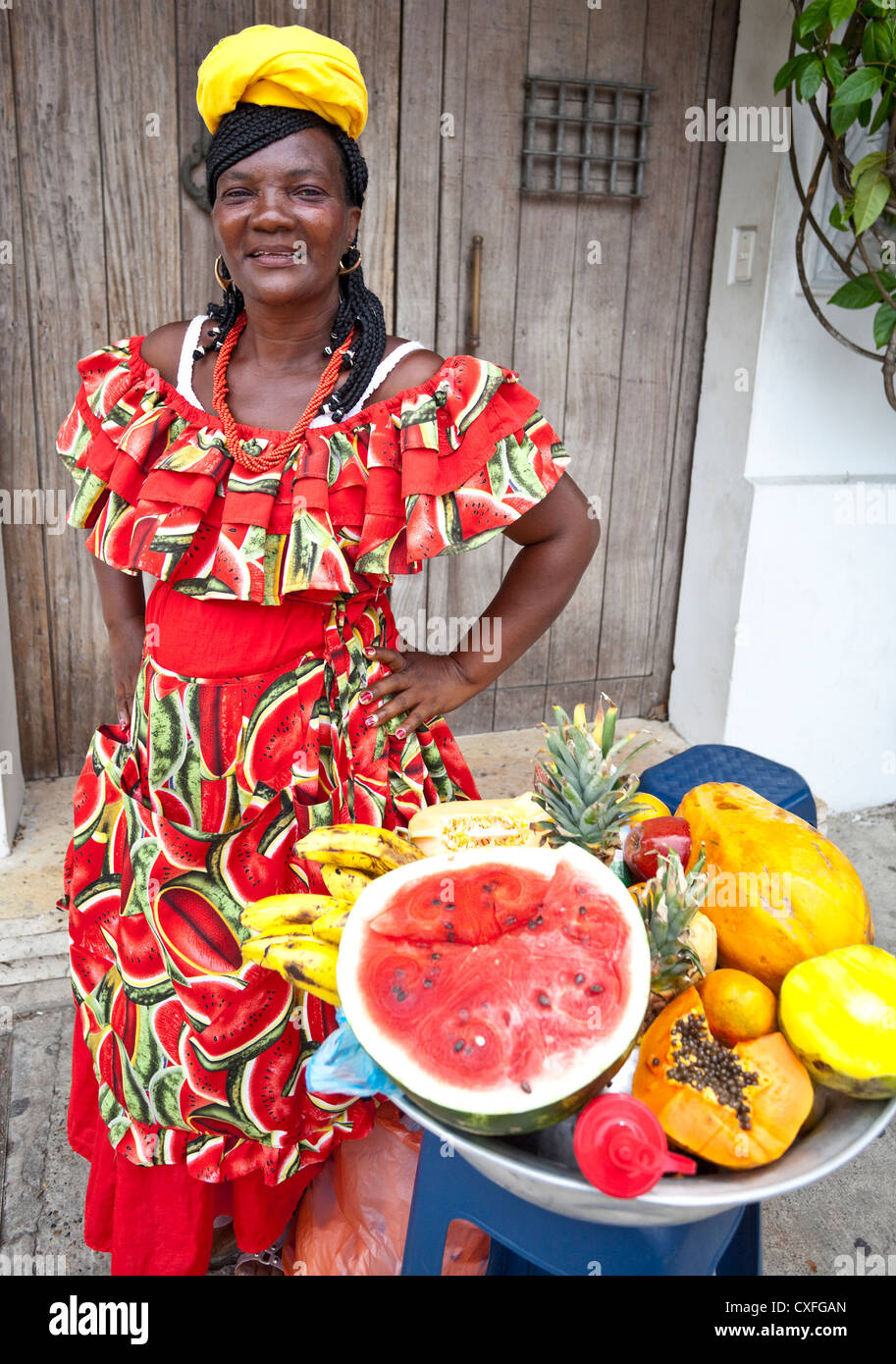 Porträt des traditionellen Obstverkäufer von Palenque (Palenquera), Cartagena de Indias, Kolumbien, Südamerika. Stockfoto