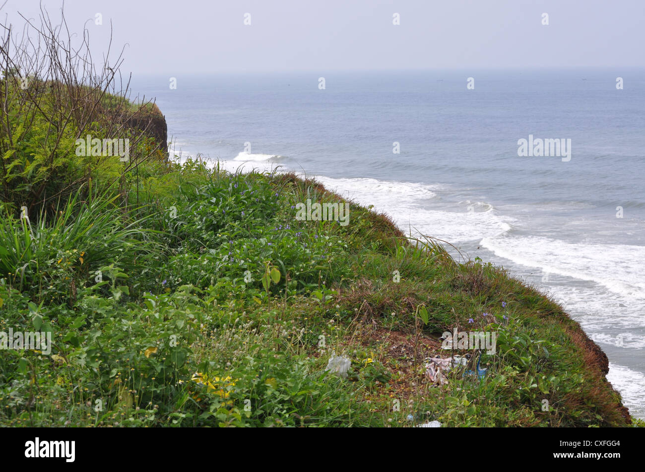 Der Strand und die Steilküste in Varkala, Kerala, Indien Stockfoto