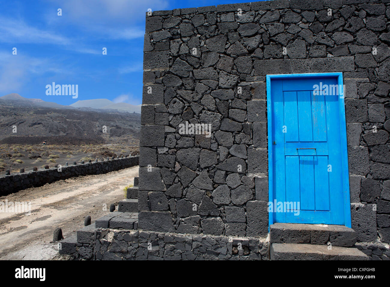 Blaue Tür im schwarzen Lava Stein Mauerwerk auf La Palma Kanarische Inseln Stockfoto