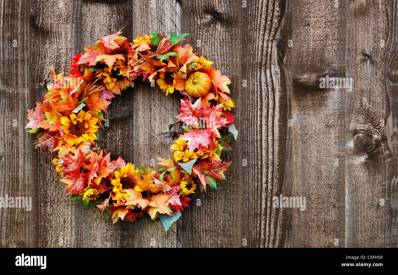 Herbst Blumen-Kranz auf rustikalen Holzzaun Stockfoto