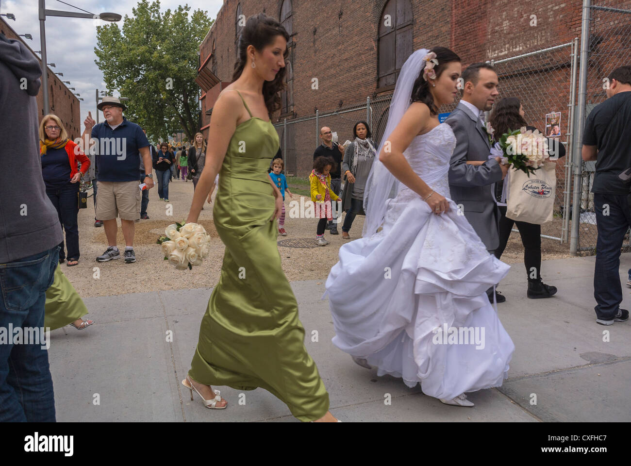 New York City, NY, USA, DUMBO Arts Festival, Brooklyn, Braut im Brautkleid, vorbei, integriert Stockfoto