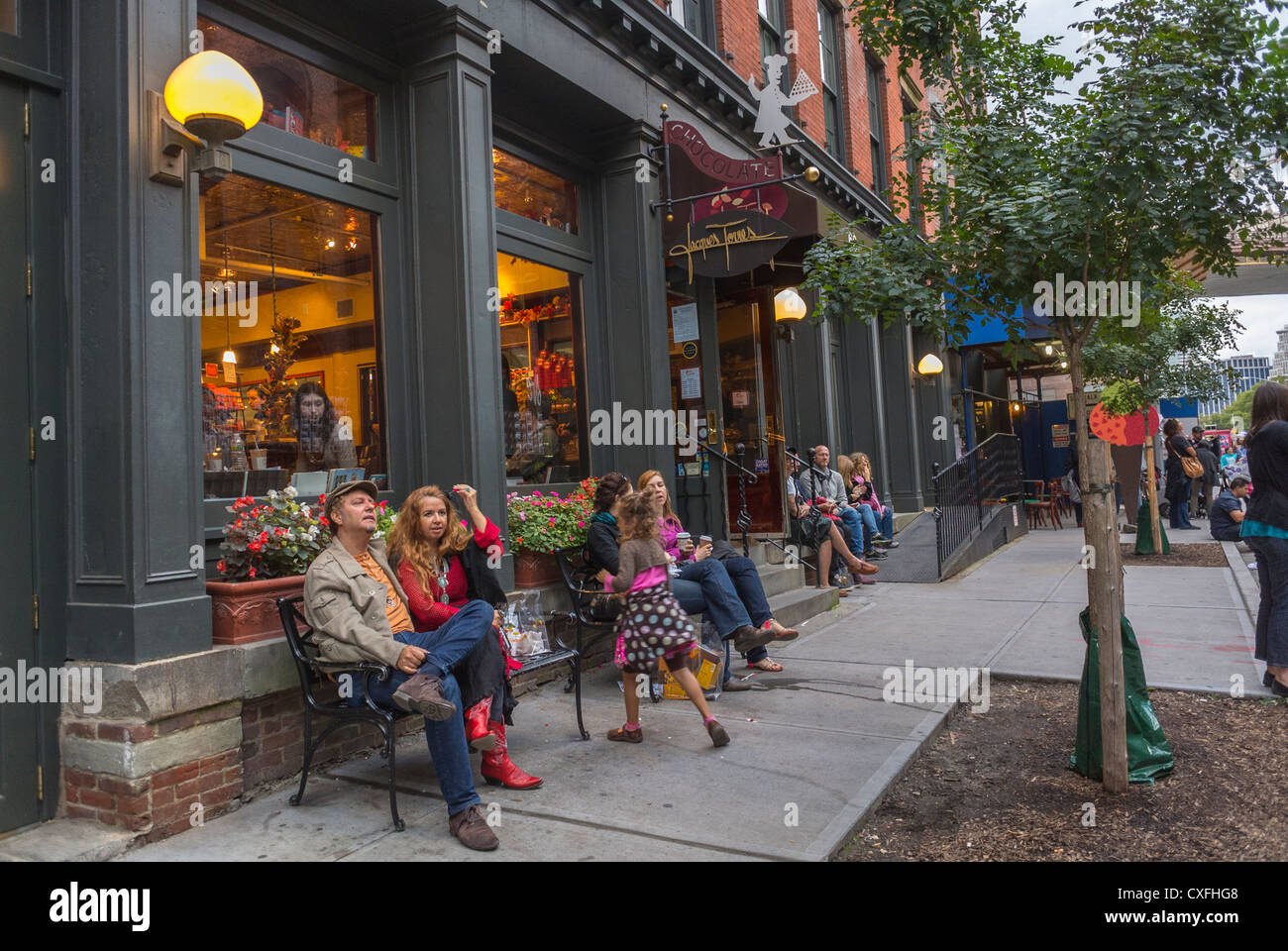 New York City, NY, USA, Menschen, die auf öffentlichen Bänken hängen, DUMBO vor American Bakery and Cafe in Brooklyn, Gentrifizierung der Stadtviertel in den USA, Bürgersteig, Reihe von Geschäften, New yorkers Gebäude Stockfoto