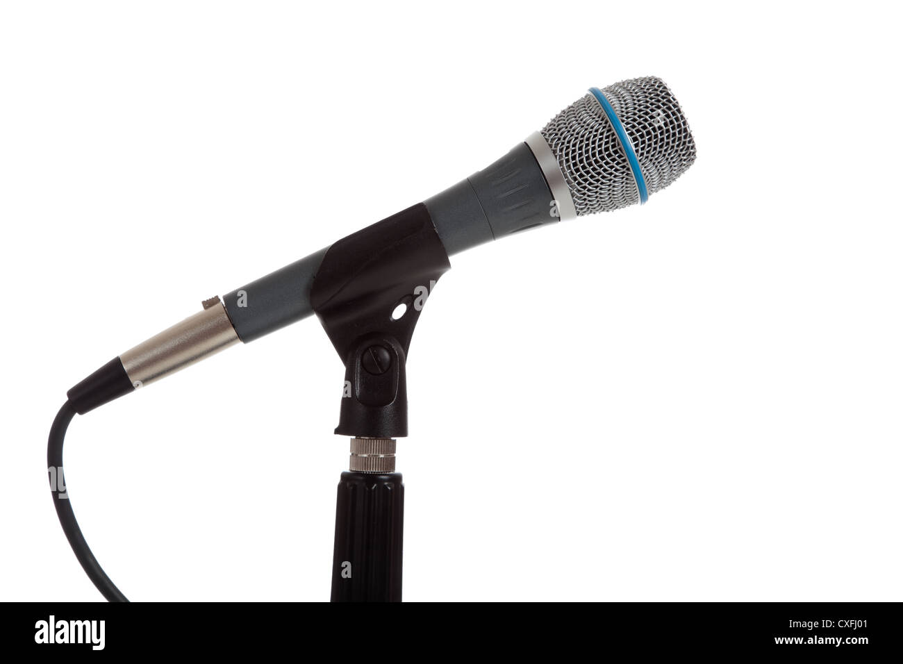 eine silberne Mikrofon auf einen Stand auf einem weißen Hintergrund Stockfoto