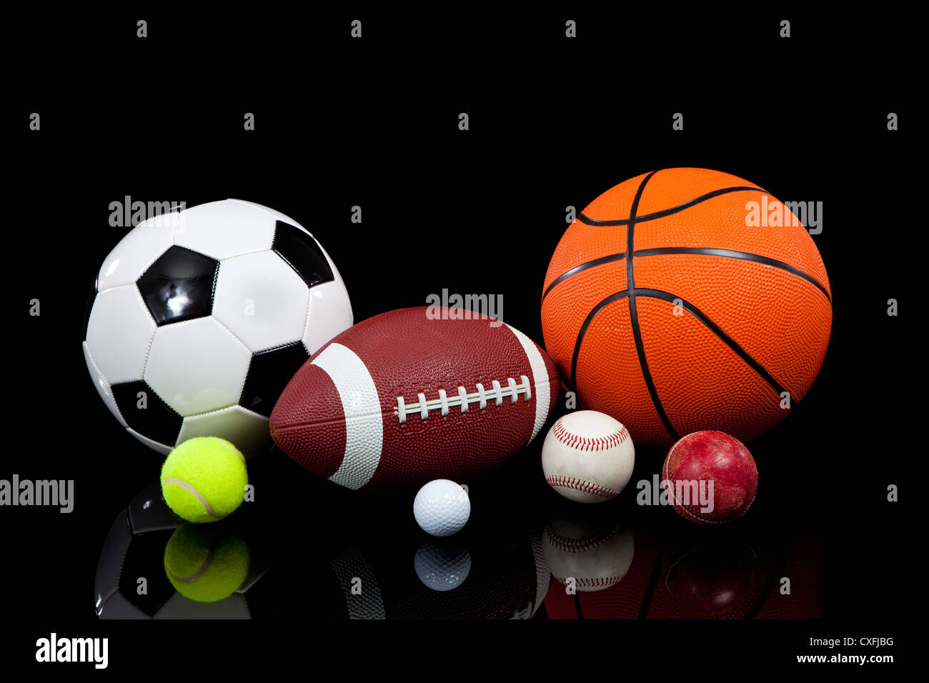 Sortierte Sportbälle auf schwarzem Hintergrund Stockfoto