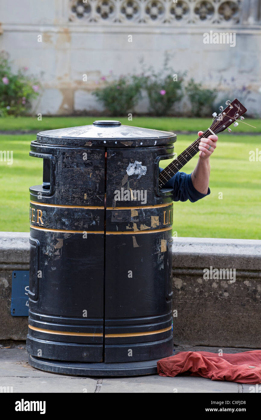 Gitarrist im Abfallbehälter in der Nähe von Kings College in Cambridge Stockfoto