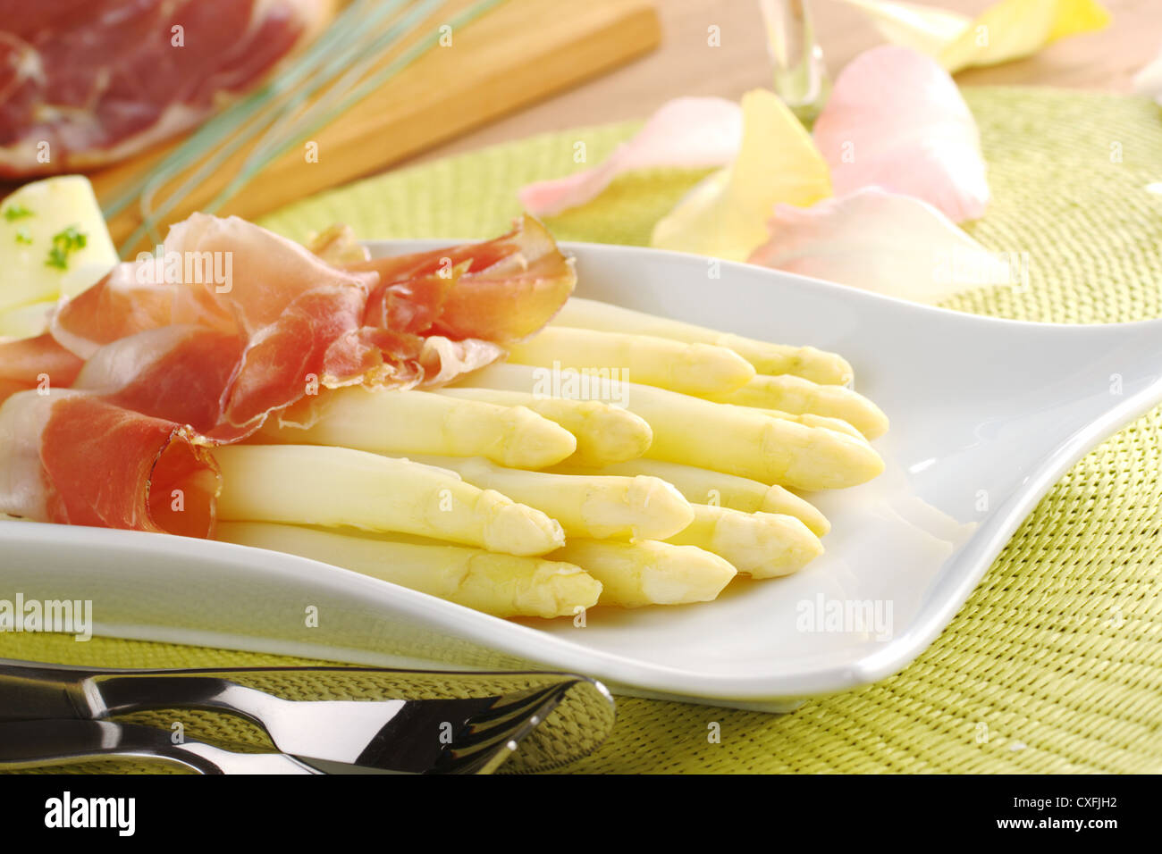 Frisch gekochter weißer Spargel, serviert mit Schinken (selektiven Fokus, Fokus auf der Vorderseite des Spargels auf der linken Seite) Stockfoto
