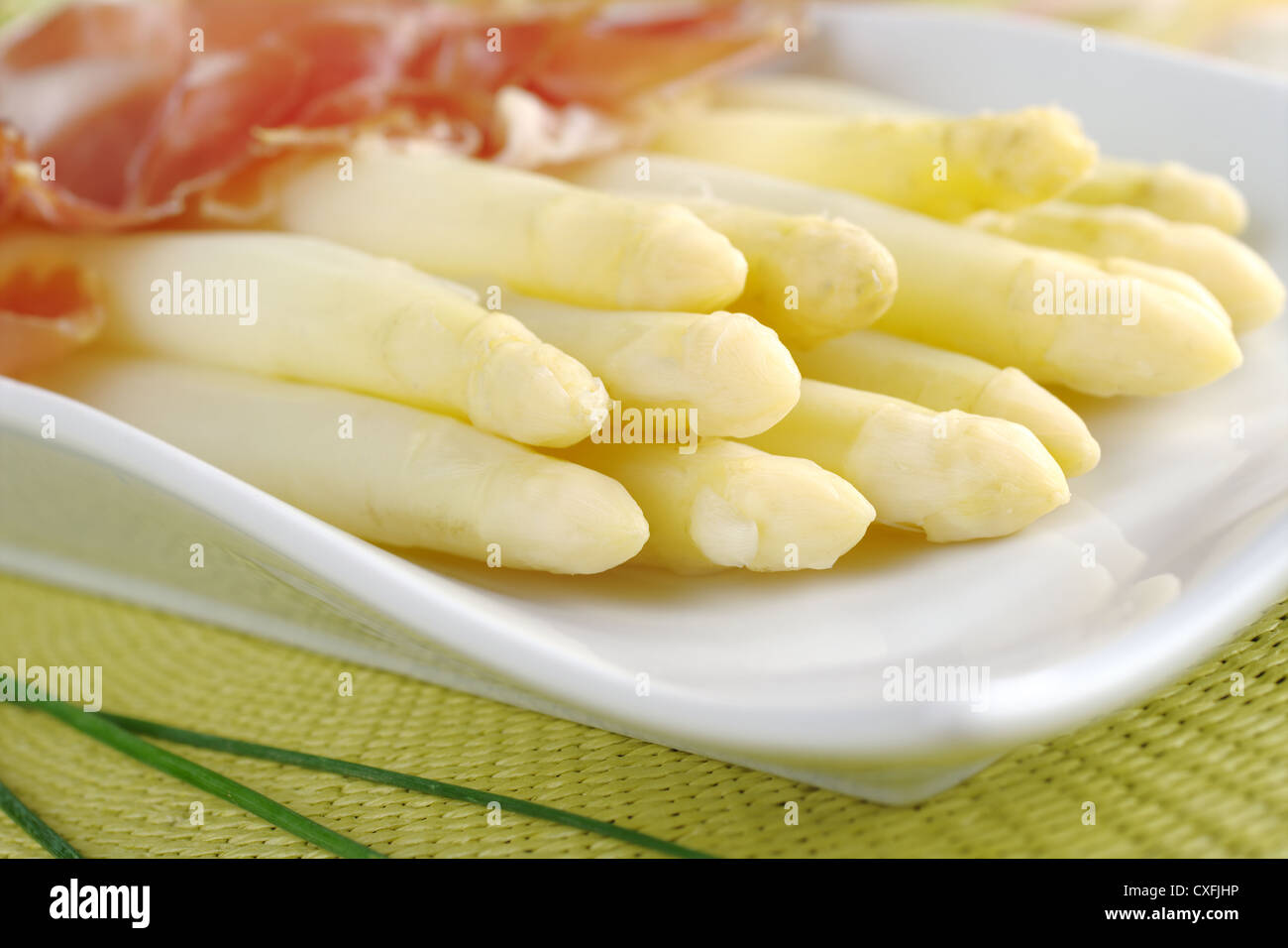 Frisch gekochter weißer Spargel, serviert mit Schinken (selektiven Fokus, Fokus auf der Vorderseite des Spargels auf der linken Seite) Stockfoto