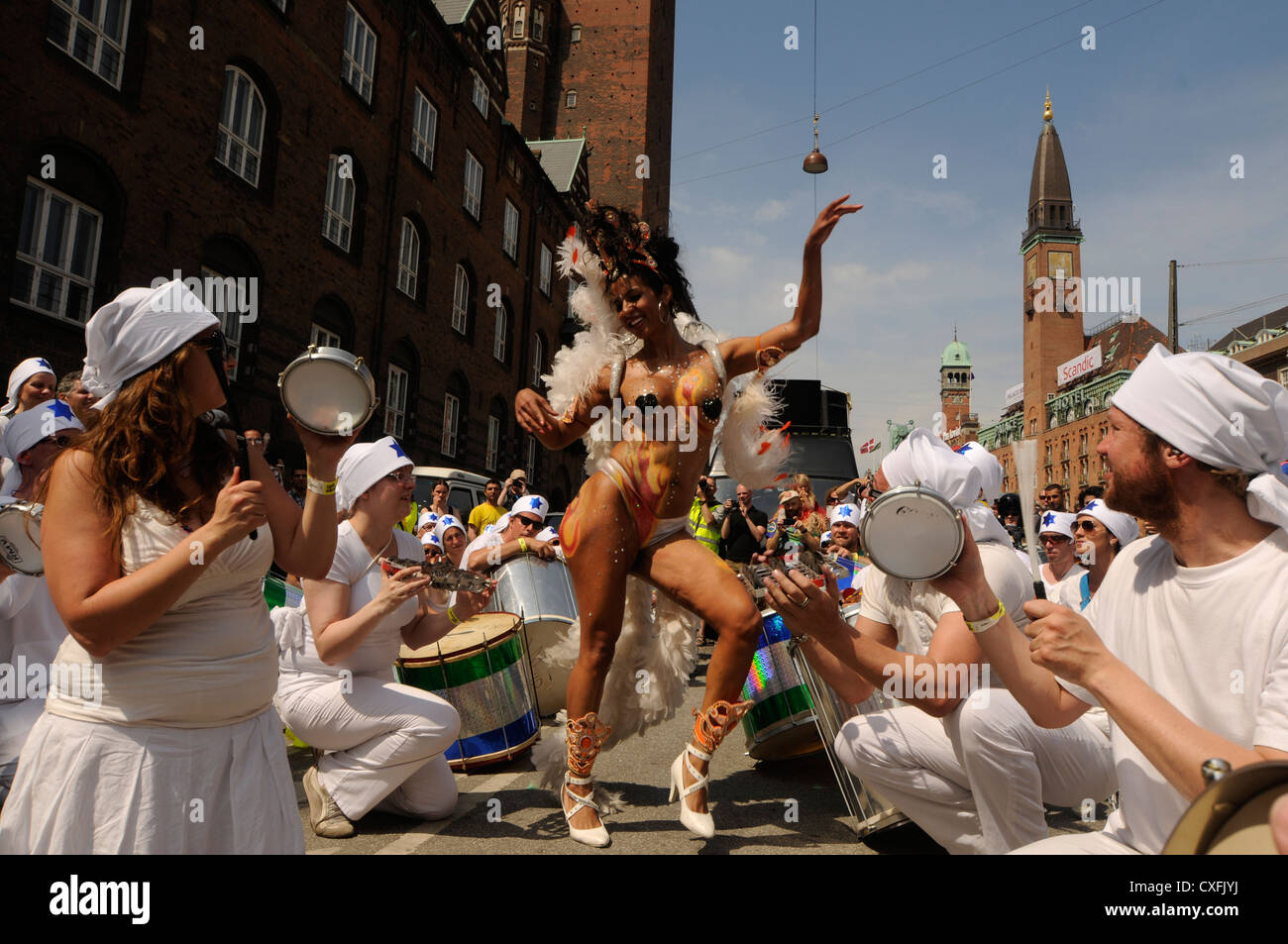 Copenhagen Karneval. Größten dänischen Sambaschule Carioca De Kopenhagen endet den jährliche Karnevalsumzug am Rathausplatz Stockfoto