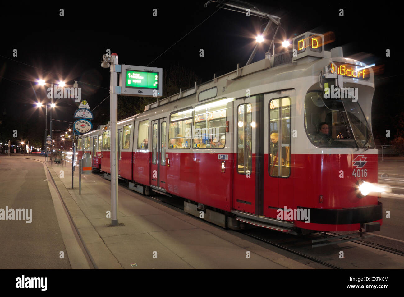 A würde "elektrische Straßenbahn warten an einer Straßenbahnhaltestelle in der Nacht in Wien gezählt. Stockfoto