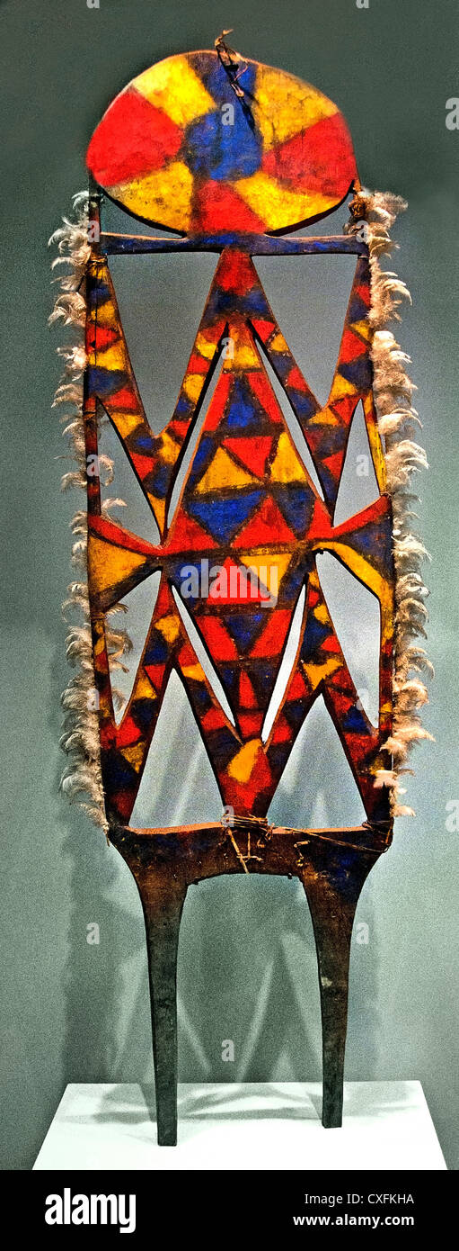 Rituelle Board Wenena Gerua ca 1950 Papua New Guinea Eastern Highlands Siane Holz Farbe Federn Faser 140 cm Stockfoto