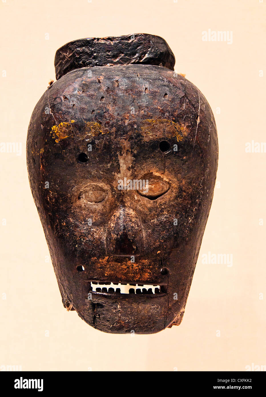 Maske des 19. Jahrhunderts Republik von Timor-Leste Kultur Osttimor Holz Faser Schmerz, lime Haar 22,9 cm Stockfoto