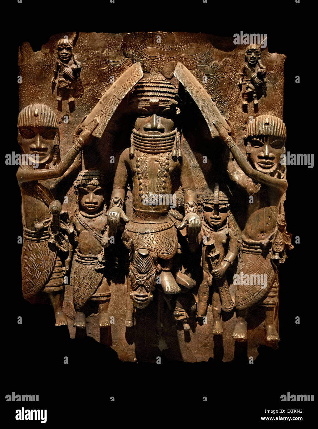 Krieger und Diener 16. – 17. Jahrhundert Nigeria Gericht von Benin Edo Völker Messing 47,6 cm Afrika Stockfoto