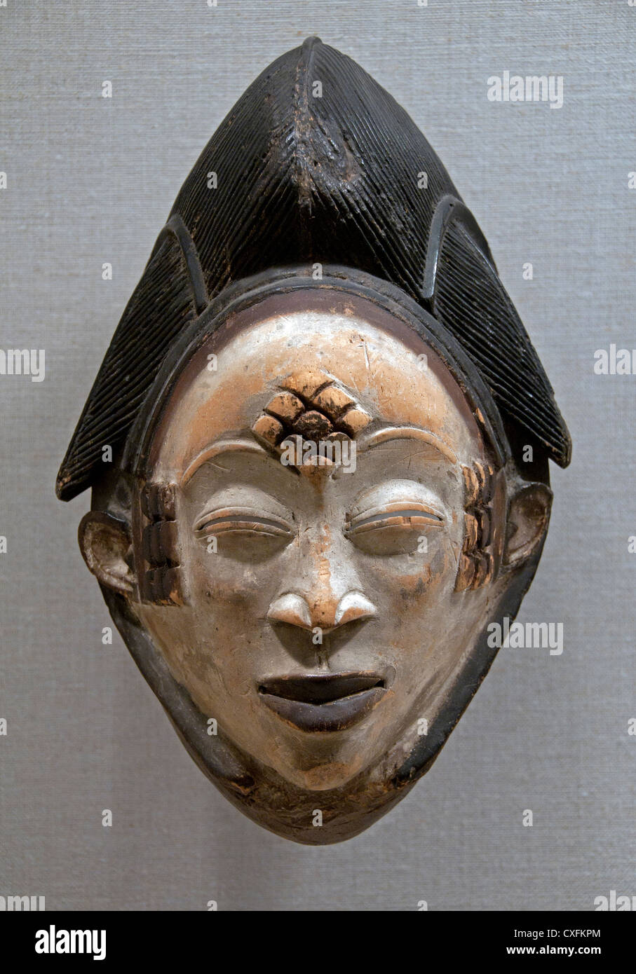 Mukudj aus dem 19. Jahrhundert Gabun Ngounié River Region Punu Völker 34 cm Afrika Maske Stockfoto