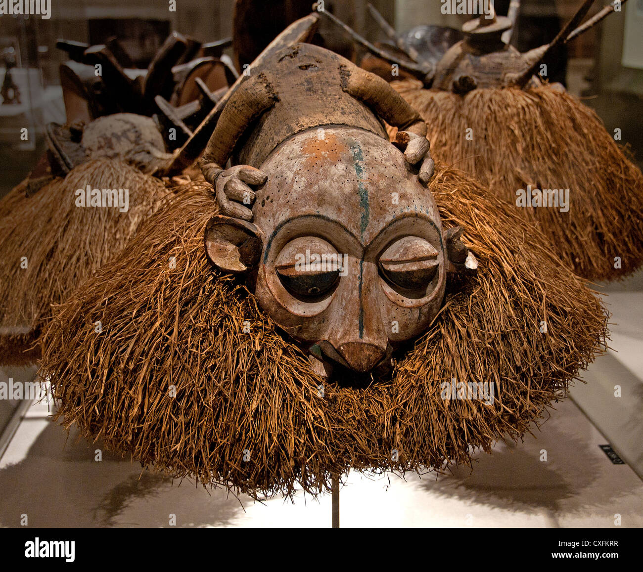 Kopfschmuck des 19. Jahrhunderts demokratische Republik Kongo Yaka Völker Holz Zuckerrohr Bast Pigment Tuch 45 x 61 cm Afrika Stockfoto