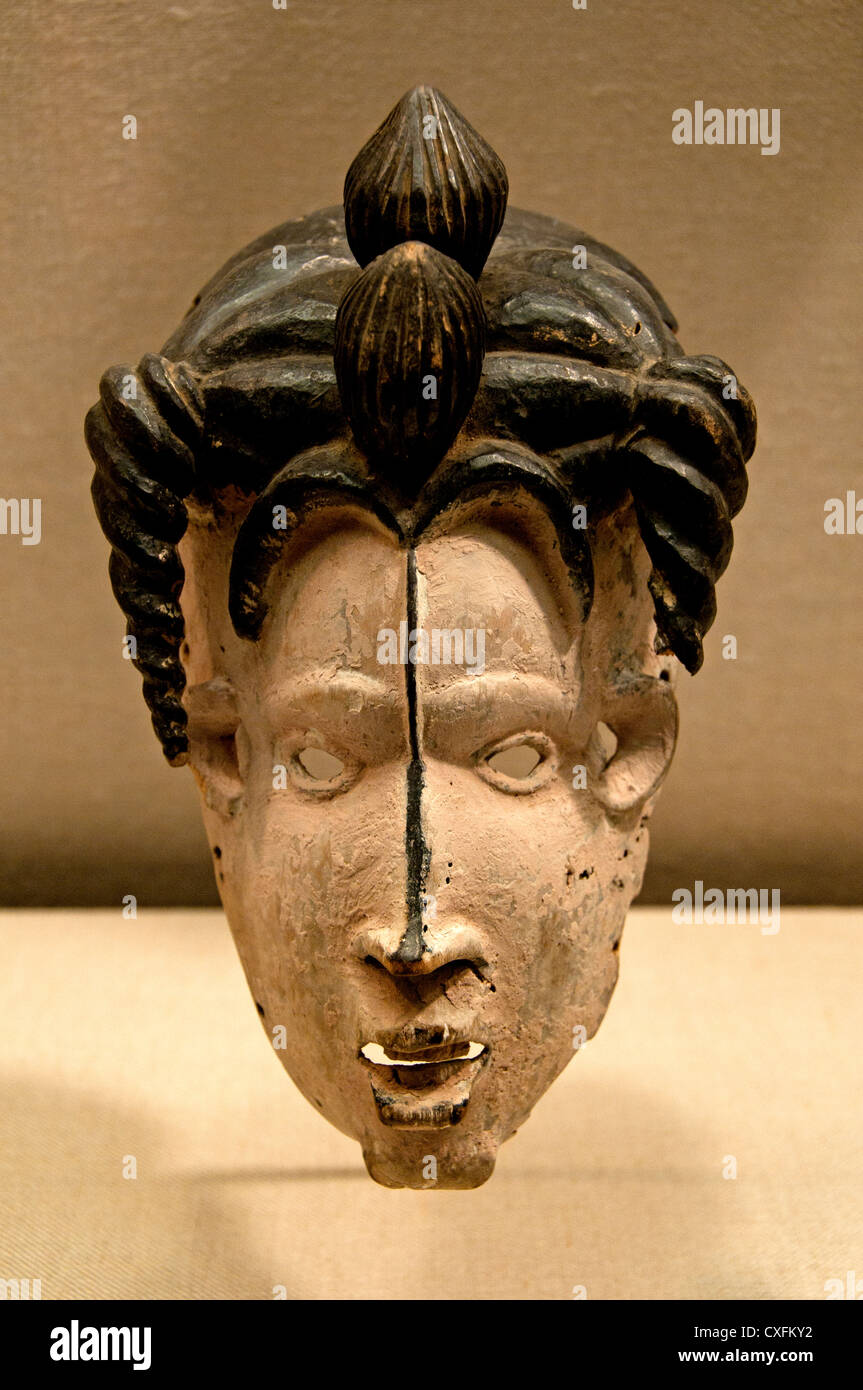Maske: Weibliche Mmuo19th Jahrhundert Nigeria Igbo Völker Isu Ama Gruppe 24 cm Afrika Stockfoto