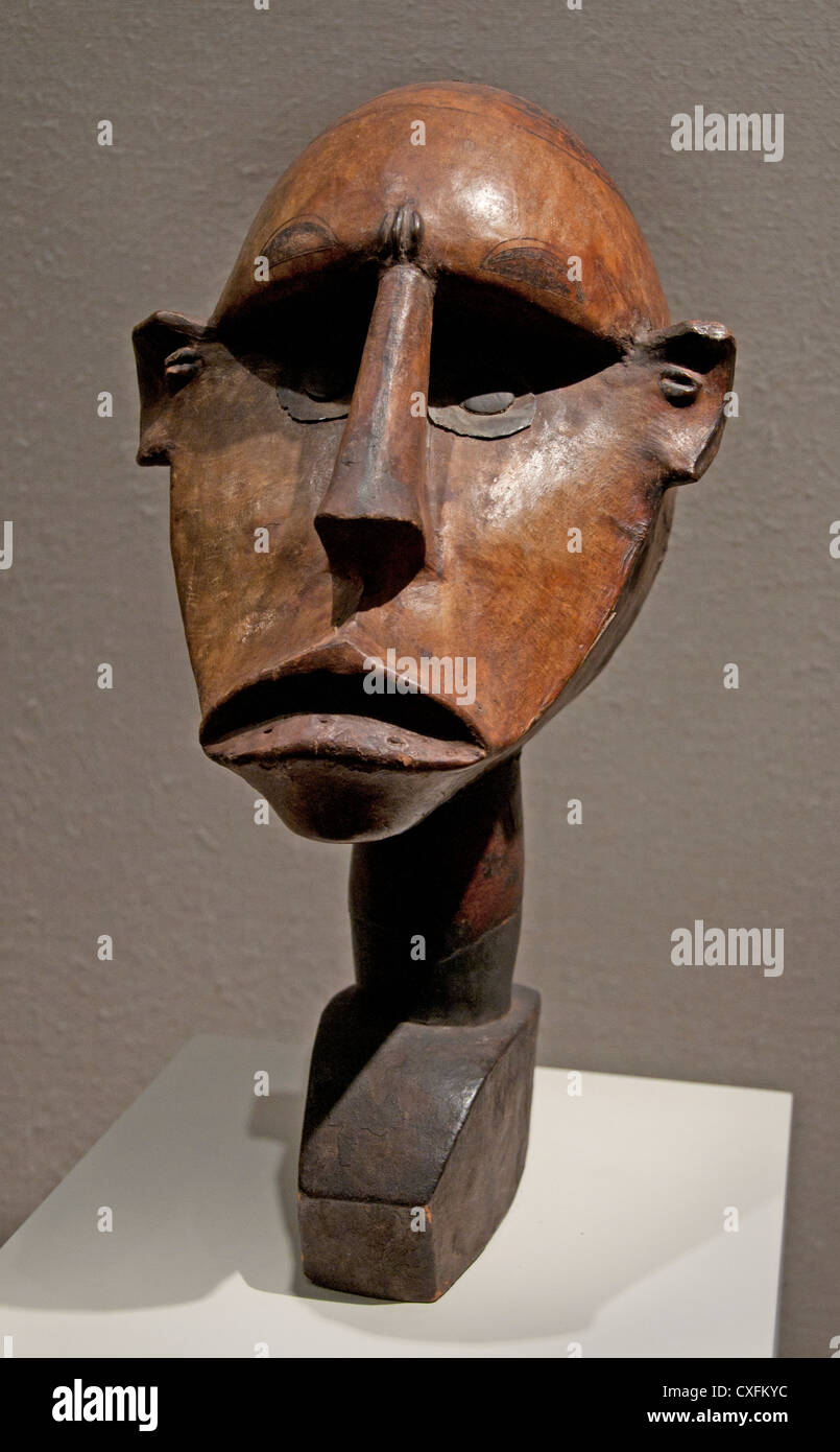 Hölzerner Marionettenkopf aus dem 19. Bis 20. Jahrhundert, handgeschnitzt von den Ibibio-Völkern der Cross River Region in Nigeria. Afrika Stockfoto