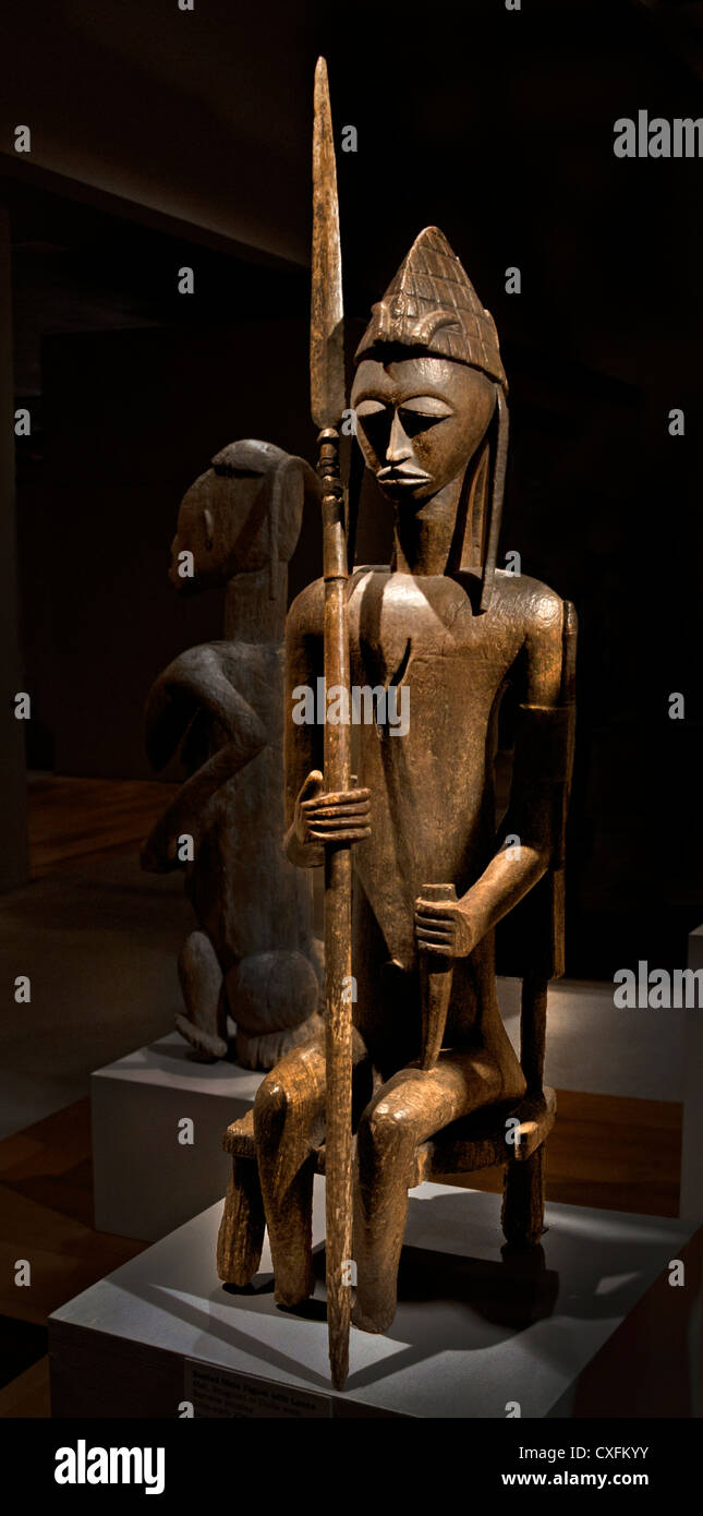 Sitzende männliche Figur mit Lanze 15. – 20. Jahrhunderts Mali Bougouni oder Dioila Region Bamana Völker 89,9 x 22,9 cm Afrika Stockfoto