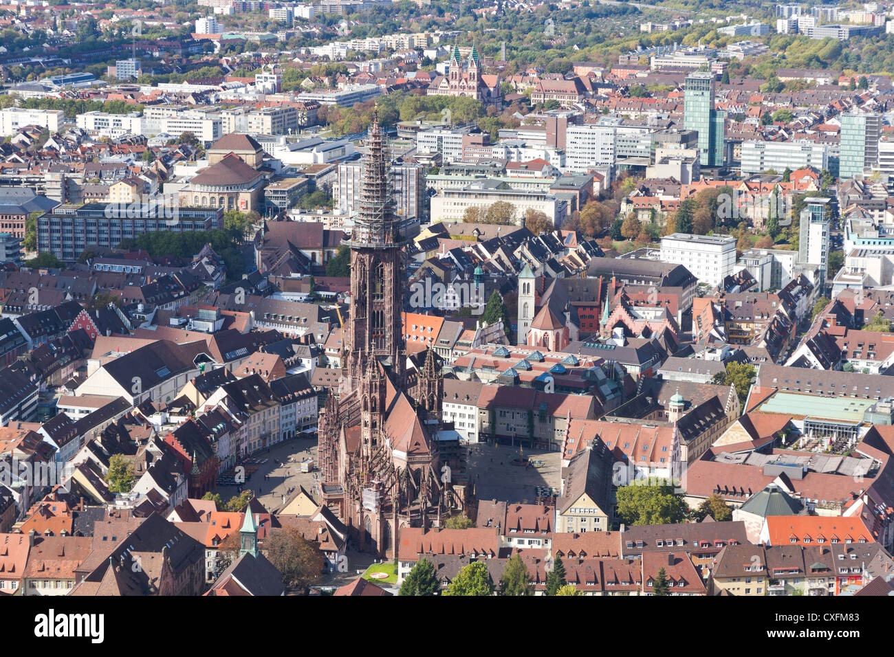 Alte Häuser und Münster mit hohen Turm der gotischen Stadt, Freiburg Im Breisgau Münster Deutschland. Stockfoto