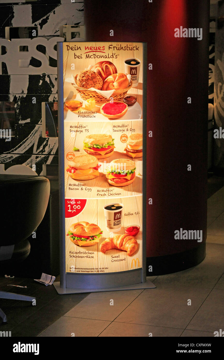 McDonalds Speisekarte an Bord in deutscher Sprache Stockfoto