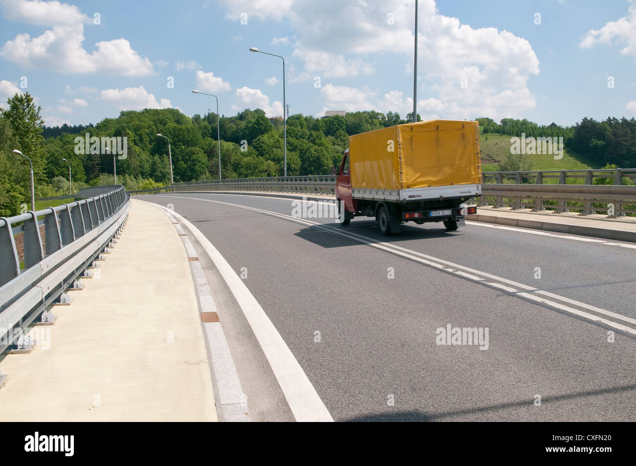 Vorhang einseitig van auf Überführung über E77 Straße zwischen Krakau und Zakopane. Polen Stockfoto