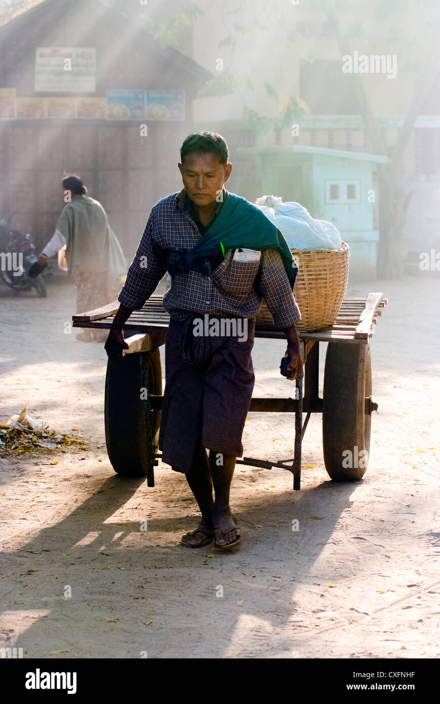 Eine Mann zieht eine Rikscha in Nyaung U-Markt in Nyaung-U, Myanmar. Stockfoto