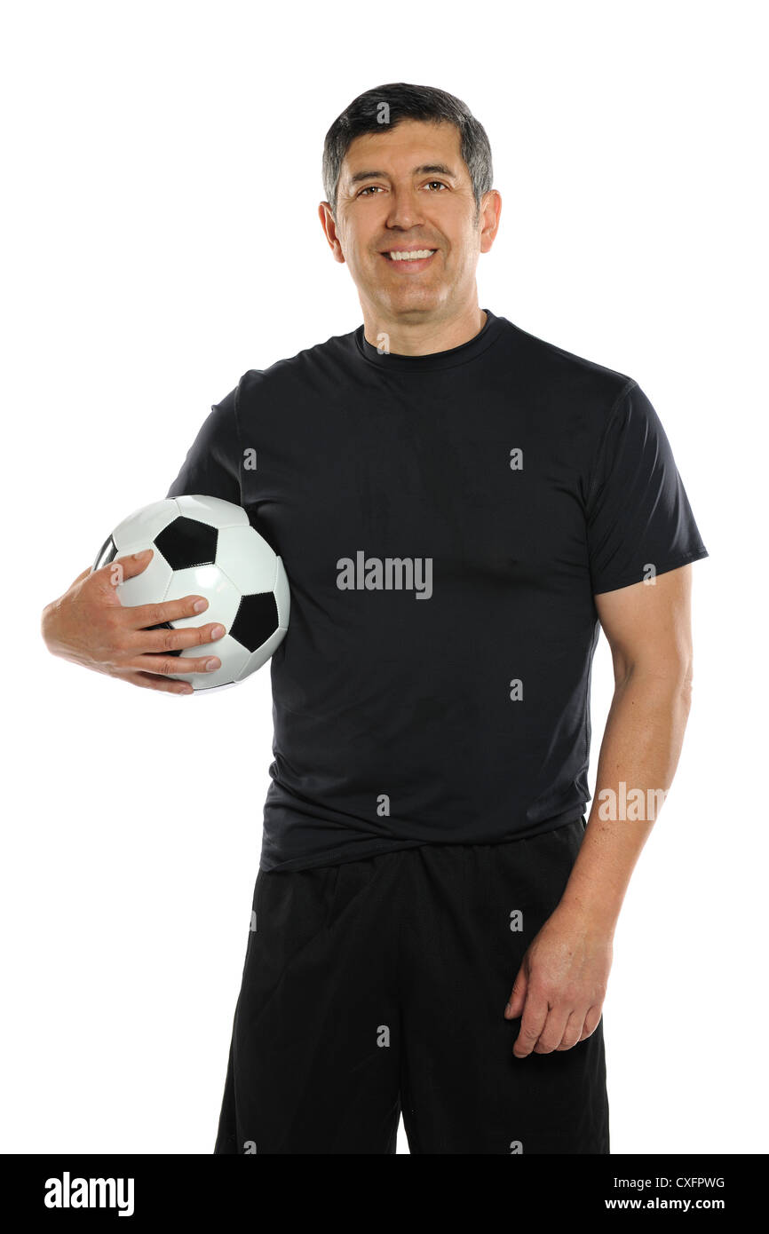 Reifer Hispanic Mann hält Fußball über weißem Hintergrund Stockfoto