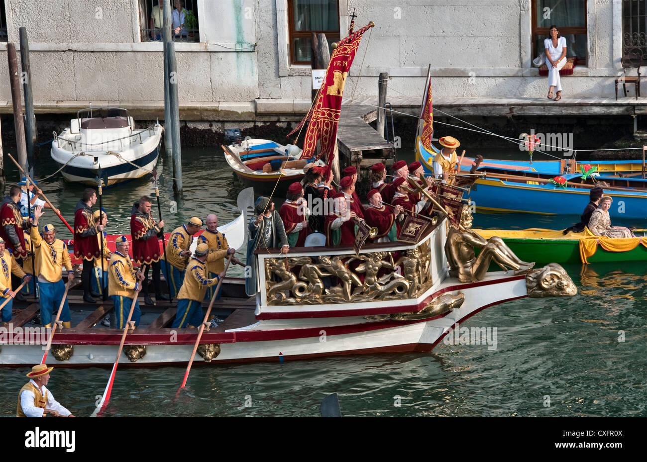 Venedig, Italien. Der Bucintoro führt die Prozession über den Canale