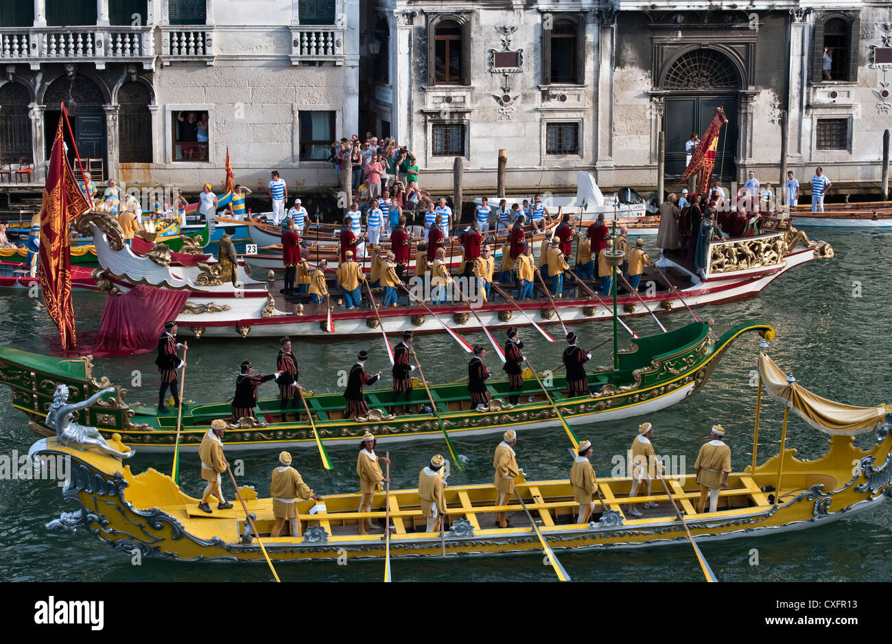 Die Bucintoro führt die Prozession der historischen Boote entlang des Canale Grande in Venedig, Italien, während der jährlichen Regata Storico (Historische Regatta) Stockfoto