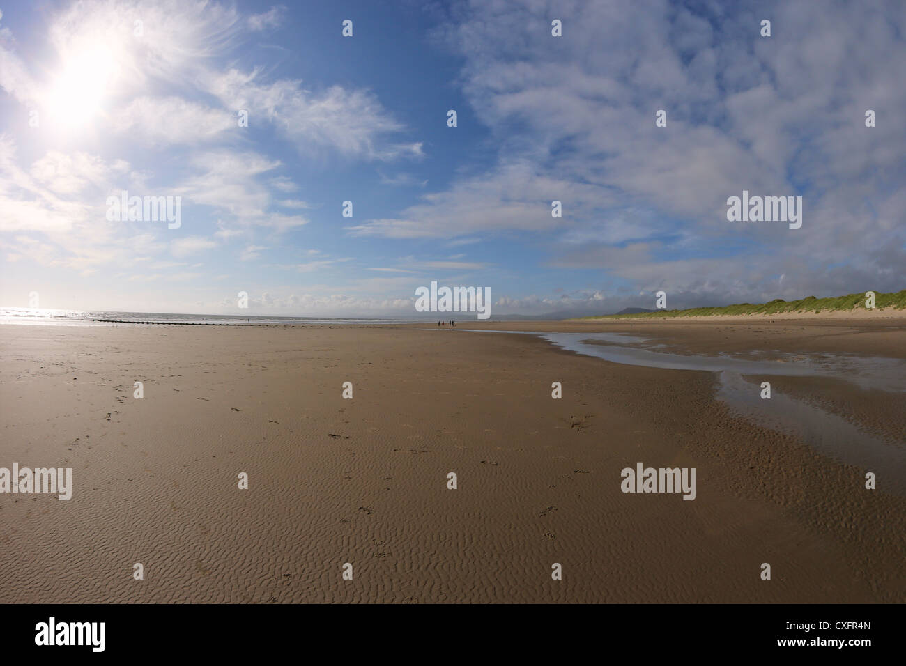 Harlech Strand im Sommersonnenschein, Gwynedd, Wales, UK, Vereinigtes Königreich, GB, Großbritannien, britische Inseln, Europa Stockfoto