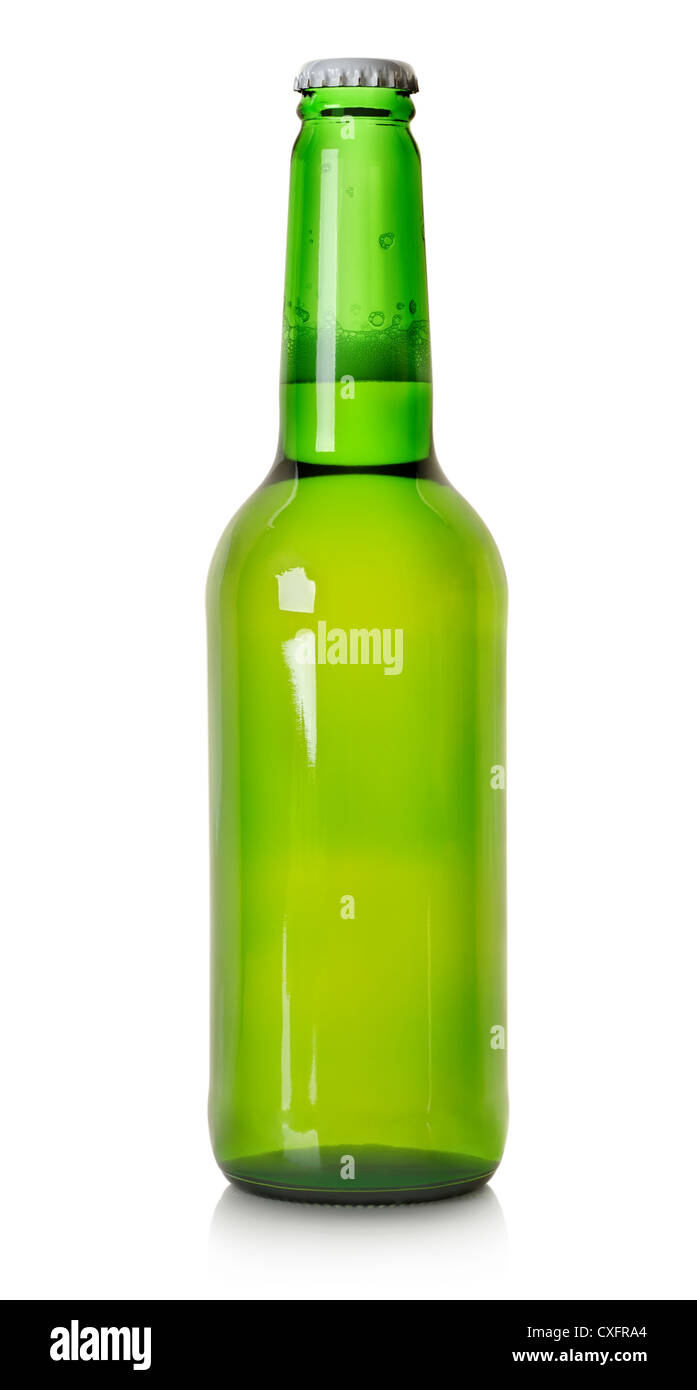 Bier in einer grünen Flasche isoliert auf weißem Hintergrund Stockfoto