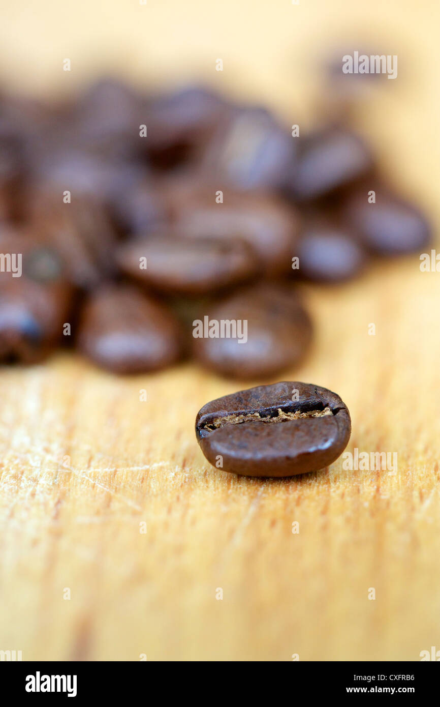 Kaffee Bohnen auf Holzbrett. Stilleben, geringe Schärfentiefe. Stockfoto