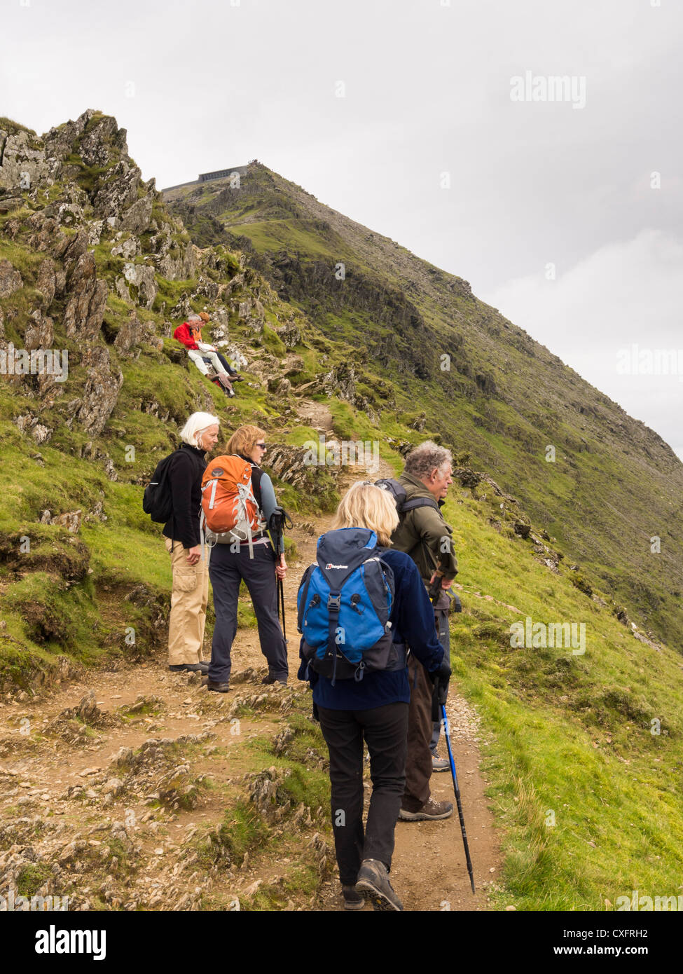 Wanderer zu Fuß im letzten Abschnitt des Rhyd Ddu Gratweg zum Gipfel von Mount Snowdon in Berge von Snowdonia National Park Wales UK Stockfoto