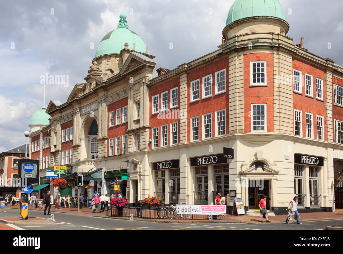 Opernhaus-Altbau Prezzo Café und Geschäfte in der Innenstadt von Royal Tunbridge Wells, Kent, England, UK, Großbritannien Stockfoto
