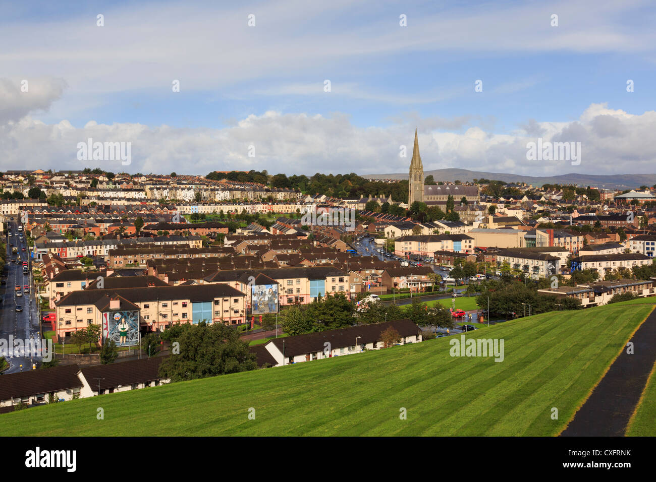 Erhöhte Übersicht zu katholischen Bogside oder nationalistischen Gegend der Stadt von Wänden der Derry Co Londonderry Nordirland Vereinigtes Königreich Stockfoto